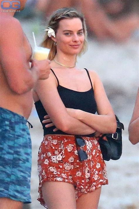 margot robie bikini|Margot Robbie stuns in black bikini as she joins。